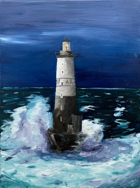 Phare / Leuchturm  AR MEN vor der Il de Sein. Wellen schlagen gegen den Leuchturm, erzeugen viel Gischt. Es ist die blaue Stunde